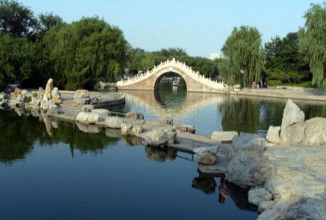 北京十大公园：颐和园/北海公园/天坛公园/圆明园/中山公园/奥林匹克公园/凤凰岭公园/百望山森林公园/朝阳公园/海淀公园