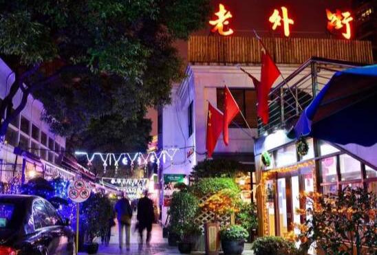 上海浦东区景点有那些小吃街：云南南路美食街/黄河路美食街/吴江路美食街/淮海路美食街/乍浦路美食街/昌里路