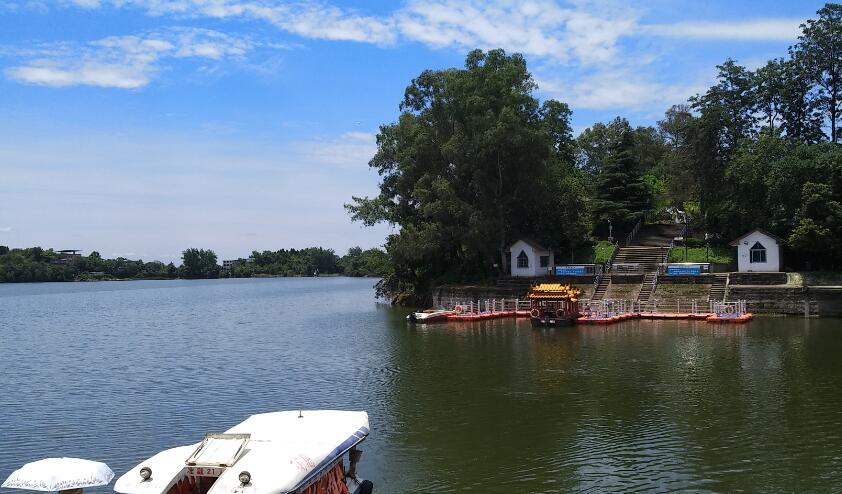 成都机场周边旅游景点：成都大熊猫繁育研究基地/金沙遗址博物馆/三圣乡/新都桥梁公园/ 长青古镇/三岔湖风景区