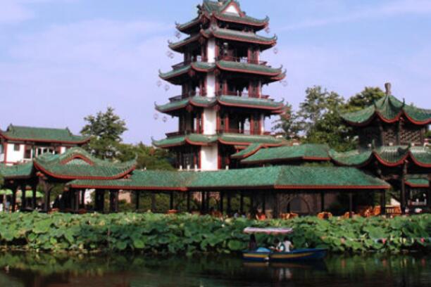 成都市新都区十大旅游景点：宝光寺/宝光桂湖/泥巴沱/花香果居旅游景区/石象湖/沸腾小镇/漫花庄园郁金香花展/杨升庵博物馆/保利公园/唐代园林—新繁东湖