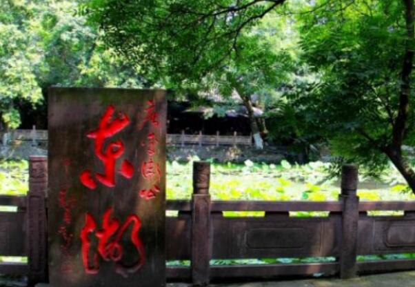 成都市新都区十大旅游景点：宝光寺/宝光桂湖/泥巴沱/花香果居旅游景区/石象湖/沸腾小镇/漫花庄园郁金香花展/杨升庵博物馆/保利公园/唐代园林—新繁东湖