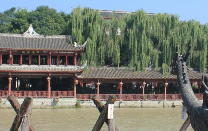 郫县附近有什么好玩的地方推荐：三道堰景区/农科村景区/战旗村景区/青杠树景区/望丛祠景区/成都川菜博物馆景区/中国川菜体验园/蜀国鹃都/成都世界乐园景区/天府玫瑰谷景区/大成殿