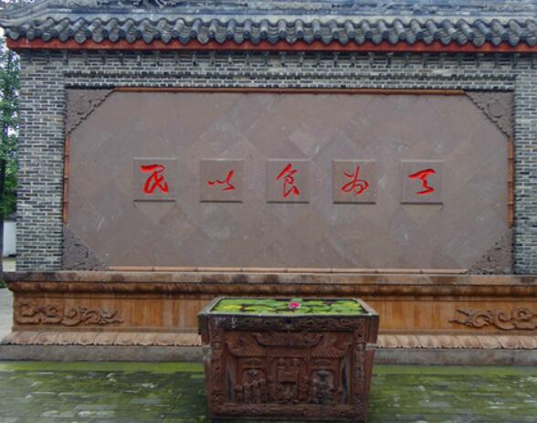 郫县附近有什么好玩的地方推荐：三道堰景区/农科村景区/战旗村景区/青杠树景区/望丛祠景区/成都川菜博物馆景区/中国川菜体验园/蜀国鹃都/成都世界乐园景区/天府玫瑰谷景区/大成殿