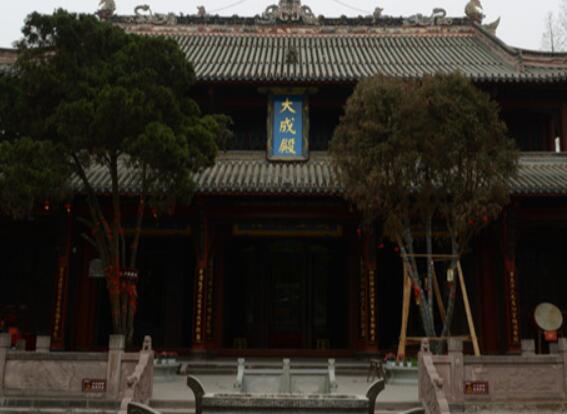 郫县附近有什么好玩的地方推荐：三道堰景区/农科村景区/战旗村景区/青杠树景区/望丛祠景区/成都川菜博物馆景区/中国川菜体验园/蜀国鹃都/成都世界乐园景区/天府玫瑰谷景区/大成殿