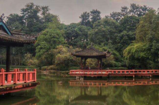 郫县附近有什么好玩的地方推荐：三道堰景区/农科村景区/战旗村景区/青杠树景区/望丛祠景区/成都川菜博物馆景区/中国川菜体验园/蜀国鹃都/成都世界乐园景区/天府玫瑰谷景区/大成殿