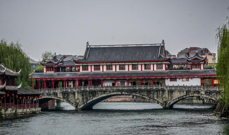 郫县附近有什么好玩的地方推荐：三道堰景区/农科村景区/战旗村景区/青杠树景区/望丛祠景区/成都川菜博物馆景区/中国川菜体验园/蜀国鹃都/成都世界乐园景区/天府玫瑰谷景区/大成殿
