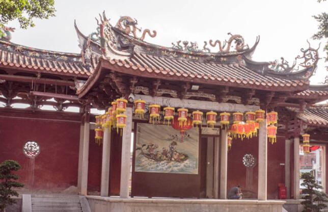 天津市区旅游景点排名前十：五大道/古文化街/天后宫/南北牌楼/天津之眼/意大利风情街/海河/瓷房子/西开教堂/盘山风景区