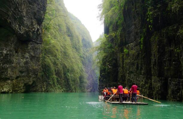 重庆旅游景点排行榜前十名：长江三峡/大足石刻/武隆喀斯特旅游区/云阳龙缸景区/四面山/ 巫山小三峡-小小三峡