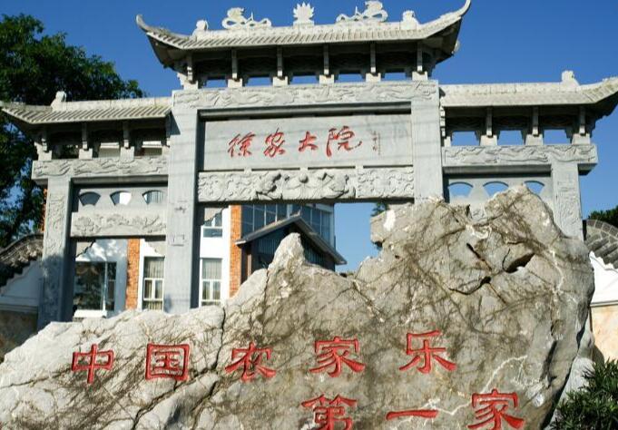 郫县附近有什么好玩的地方推荐：三道堰景区/农科村景区/战旗村景区/青杠树景区/望丛祠景区/成都川菜博物馆景区/中国川菜体验园/蜀国鹃都/成都世界乐园景区/天府玫瑰谷景区/大成殿