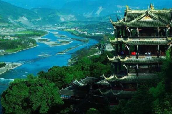 成都周边最佳半日游景点： 锦江区三圣花乡/龙泉桃花故里/郫县农科村/都江堰青城山镇红阳猕猴桃基地/龙泉洛带古镇/都江堰泰安古镇/大邑安仁古镇/黄龙溪古镇/温江花博会/蒲江石象湖/大邑西岭雪山/崇州九龙沟/都江堰青城山