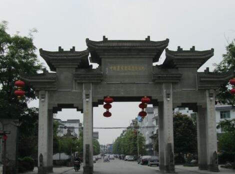 成都周边最佳半日游景点： 锦江区三圣花乡/龙泉桃花故里/郫县农科村/都江堰青城山镇红阳猕猴桃基地/龙泉洛带古镇/都江堰泰安古镇/大邑安仁古镇/黄龙溪古镇/温江花博会/蒲江石象湖/大邑西岭雪山/崇州九龙沟/都江堰青城山