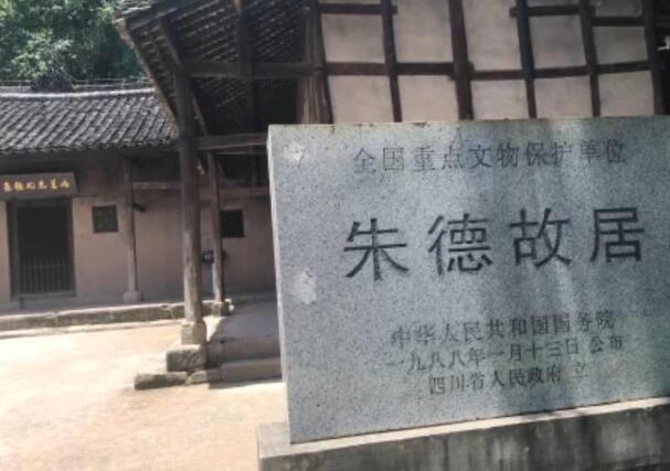 重庆到成都沿途的景点：大足石刻/安岳石刻/大英死海/朱德故里/自贡恐龙博物馆/自贡灯会/自贡盐业博物馆/三岔湖景区/龙泉山景区/洛带古镇/龙泉湖景区