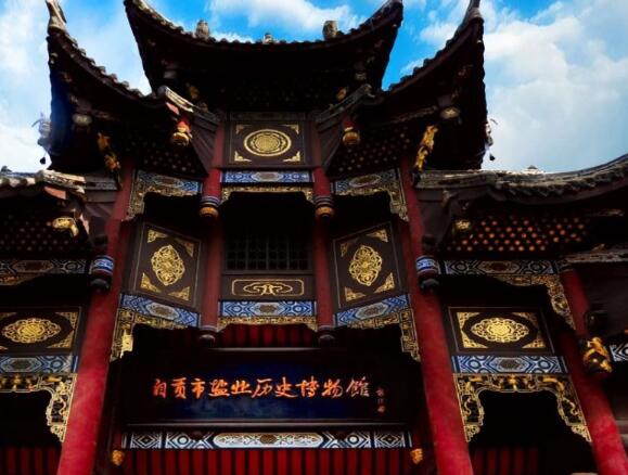 重庆到成都沿途的景点：大足石刻/安岳石刻/大英死海/朱德故里/自贡恐龙博物馆/自贡灯会/自贡盐业博物馆/三岔湖景区/龙泉山景区/洛带古镇/龙泉湖景区