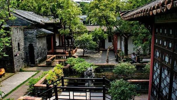 东莞旅游必去十大景点：东莞可园/东莞虎门沙角炮台/东莞粤晖园(国家4A级景区)/东莞状元笔公园(国家4A级景区)/东莞观音山森林公园(国家4A级景区)/东莞莲花山郊野公园(国家4A级景区）/东莞香市动物园/东莞水濂山森林公园/东莞同沙生态公园/东莞黄旗山旗峰公园
