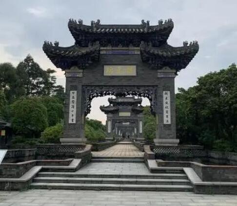 东莞旅游必去十大景点：东莞可园/东莞虎门沙角炮台/东莞粤晖园(国家4A级景区)/东莞状元笔公园(国家4A级景区)/东莞观音山森林公园(国家4A级景区)/东莞莲花山郊野公园(国家4A级景区）/东莞香市动物园/东莞水濂山森林公园/东莞同沙生态公园/东莞黄旗山旗峰公园