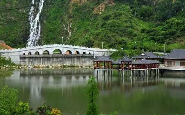 东莞旅游必去十大景点：东莞可园/东莞虎门沙角炮台/东莞粤晖园(国家4A级景区)/东莞状元笔公园(国家4A级景区)/东莞观音山森林公园(国家4A级景区)/东莞莲花山郊野公园(国家4A级景区）/东莞香市动物园/东莞水濂山森林公园/东莞同沙生态公园/东莞黄旗山旗峰公园