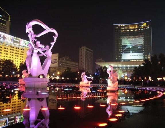 杭州市十大步行街：武林广场/杭州湖滨步行街/新华路丝绸特色街/吴山夜市/河坊街/南宋御街/信义坊/小河直街/四季青服装街/万象城购物中心