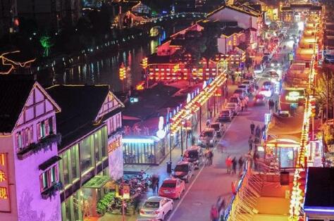 杭州市十大步行街：武林广场/杭州湖滨步行街/新华路丝绸特色街/吴山夜市/河坊街/南宋御街/信义坊/小河直街/四季青服装街/万象城购物中心