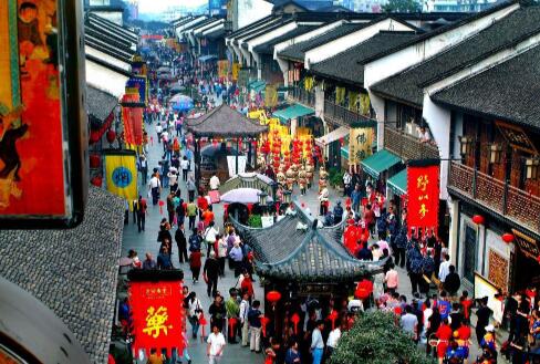 杭州市十大步行街：武林广场/杭州湖滨步行街/新华路丝绸特色街/吴山夜市/河坊街/南宋御街/信义坊/小河直街/四季青服装街/万象城购物中心