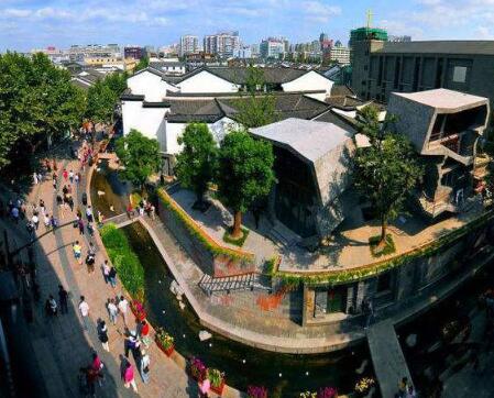 杭州市十大步行街：武林广场/杭州湖滨步行街/新华路丝绸特色街/吴山夜市/河坊街/南宋御街/信义坊/小河直街/四季青服装街/万象城购物中心