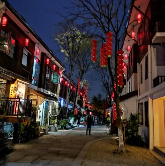杭州市十大步行街：武林广场/杭州湖滨步行街/新华路丝绸特色街/吴山夜市/河坊街/南宋御街/信义坊/小河直街/四季青服装街/万象城购物中心