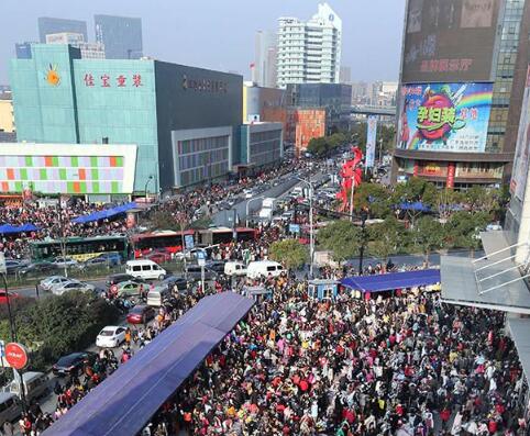杭州市十大步行街：武林广场/杭州湖滨步行街/新华路丝绸特色街/吴山夜市/河坊街/南宋御街/信义坊/小河直街/四季青服装街/万象城购物中心