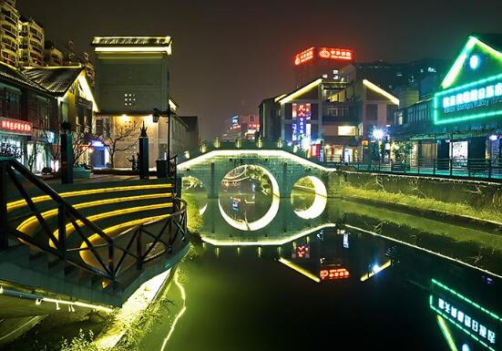 杭州市十大步行街：武林广场/杭州湖滨步行街/新华路丝绸特色街/吴山夜市/河坊街/南宋御街/信义坊/小河直街/四季青服装街/万象城购物中心