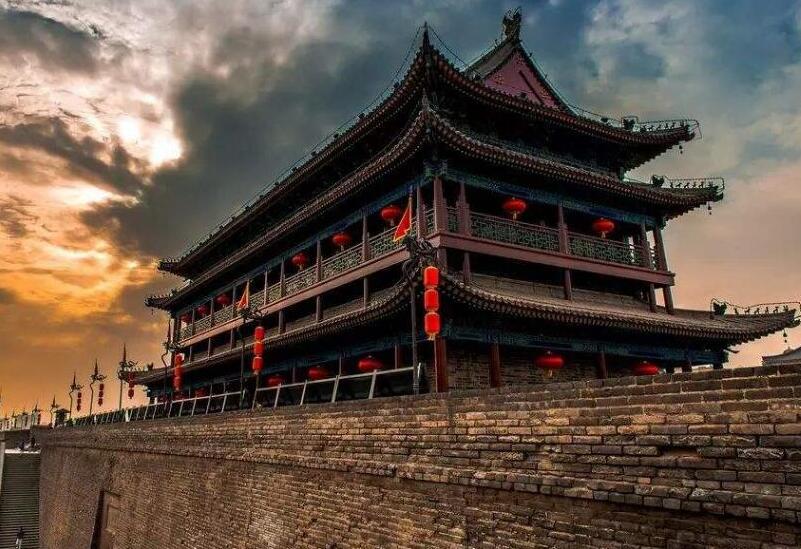 西安旅游必去十大景点推荐：大唐芙蓉园/西安城墙/华山风景名胜区/大雁塔雁塔区/西安钟楼
