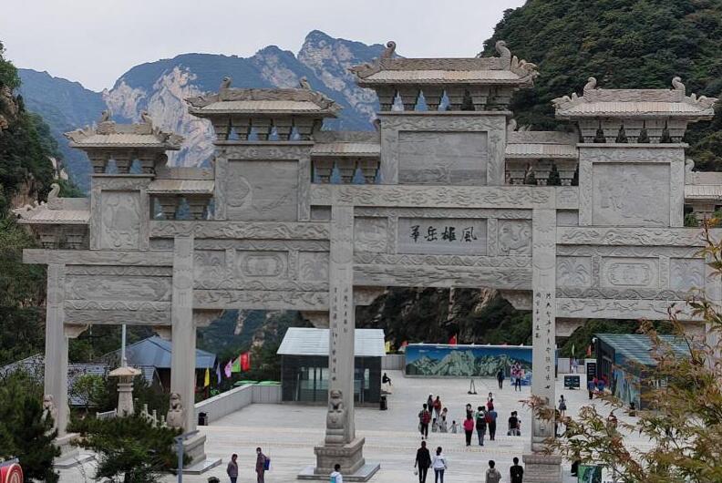 西安旅游必去十大景点推荐：大唐芙蓉园/西安城墙/华山风景名胜区/大雁塔雁塔区/西安钟楼