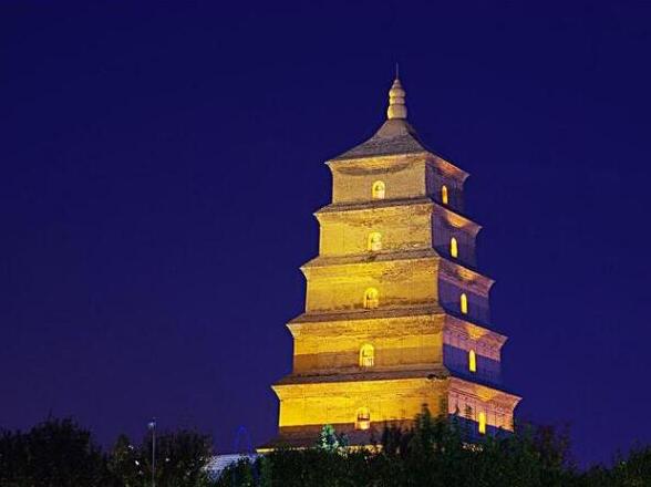 西安旅游必去十大景点推荐：大唐芙蓉园/西安城墙/华山风景名胜区/大雁塔雁塔区/西安钟楼