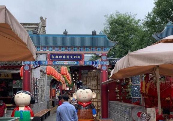西安旅游必去十大景点推荐：大唐芙蓉园/西安城墙/华山风景名胜区/大雁塔雁塔区/西安钟楼