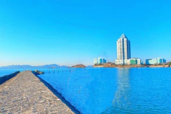 青岛旅游看海必去景点：八大关/鲁迅公园/石老人海水浴场/小鱼山公园/信号山公园