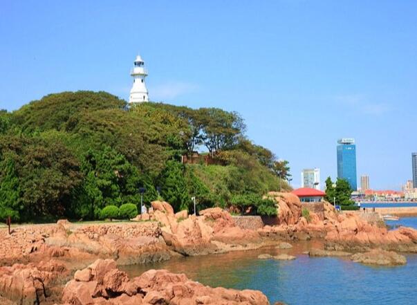 青岛旅游看海必去景点：八大关/鲁迅公园/石老人海水浴场/小鱼山公园/信号山公园